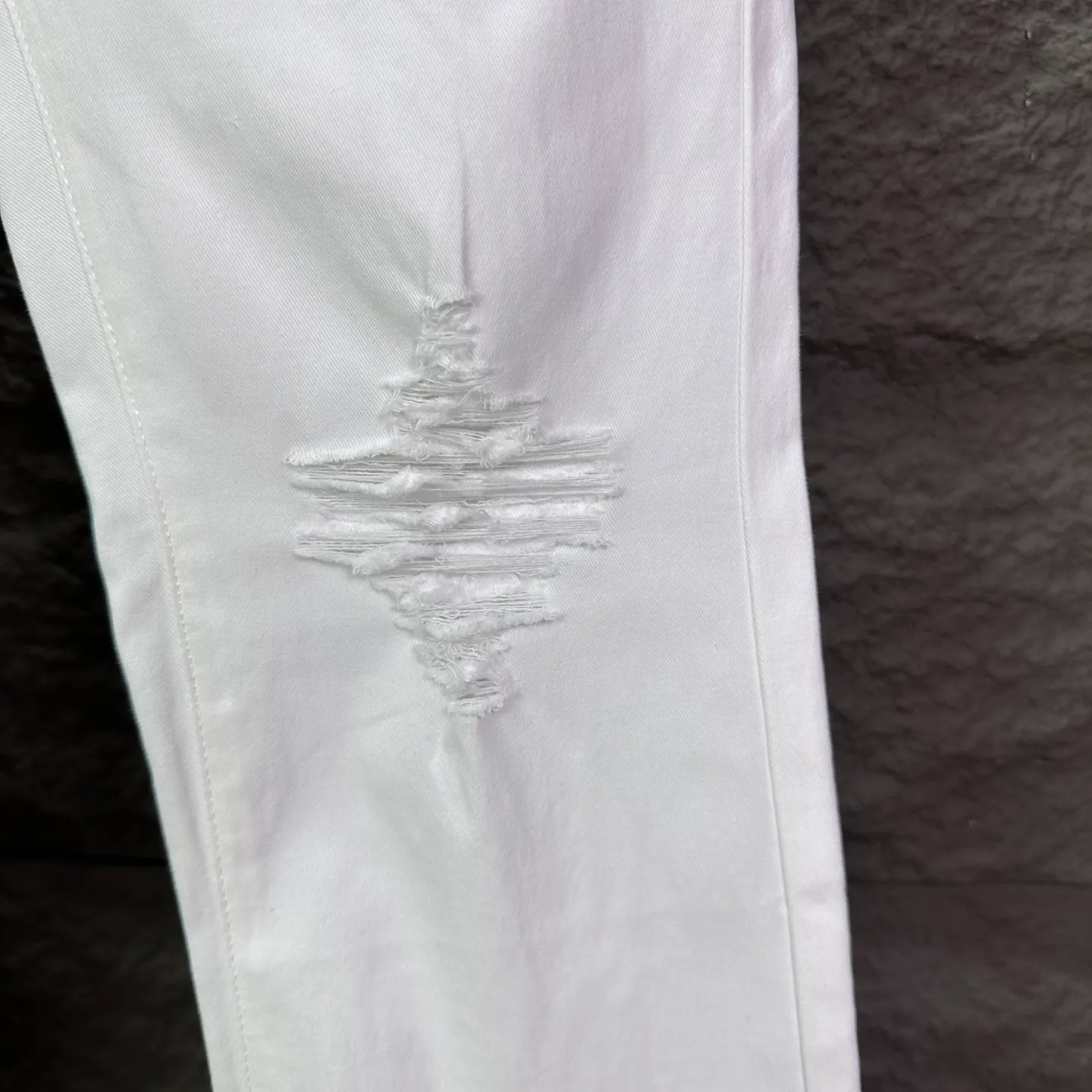 PURPLE BRAND 2026 New Arrival White Pleated Ink Splashed Holes Couple Style Loose Bootcut Jeans High Version High Version Top Ceiling Quality Styles with different wash textures, very friendly to people with thin legs and thick legs. The loose bootcut style is very flattering to the leg shape. Moderate length that never goes out of style, easy and casual to match, basic styling for various styles, a must-have in the wardrobe! The fabric is stiff but also makes the upper body soft without losing texture. The washing process is even more perfect. It is a must-have item for everyone! ! ! Washed wheat, hang tag, pants label, three labels complete Color: White Size: 28, 30, 32, 34, 36 (five sizes)